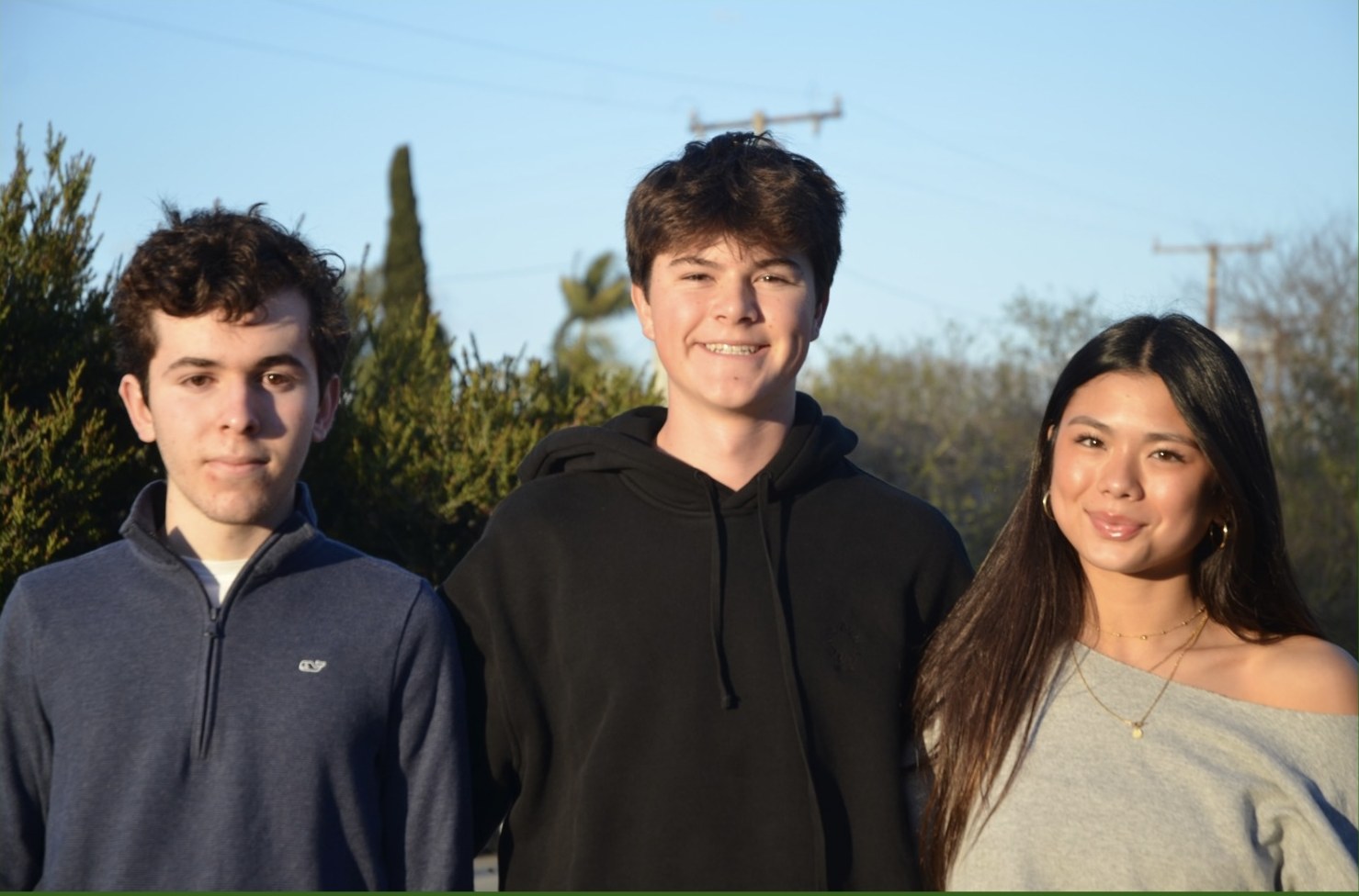 Antonio Cunha, Thomas Edwards e Manuela Barros ao ar livre